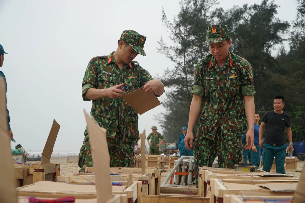 Công tác vận chuyển pháo hoa vào trận địa được các chiến sĩ bộ đội triển khai nhanh chóng. Ảnh: ĐẶNG TRUNG