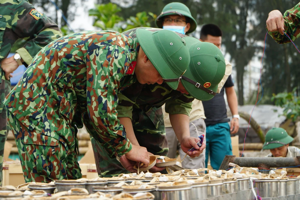 Theo một cán bộ thì quá trình lắp đặt phải đảm bảo chính xác trong từng công đoạn. Ảnh: ĐẶNG TRUNG