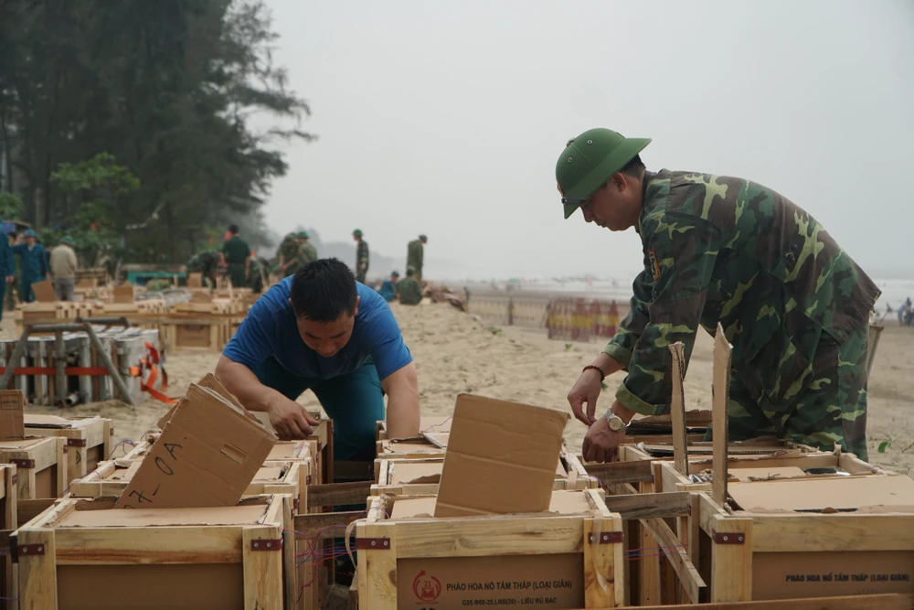 Theo đó, trận địa pháo được lắp đặt gần khu vực Quảng trường biển Sầm Sơn nơi diễn ra Lễ kỷ niệm 60 năm đô thị Sầm Sơn và Lễ khai mạc du lịch biển Sầm Sơn. Ảnh: ĐẶNG TRUNG