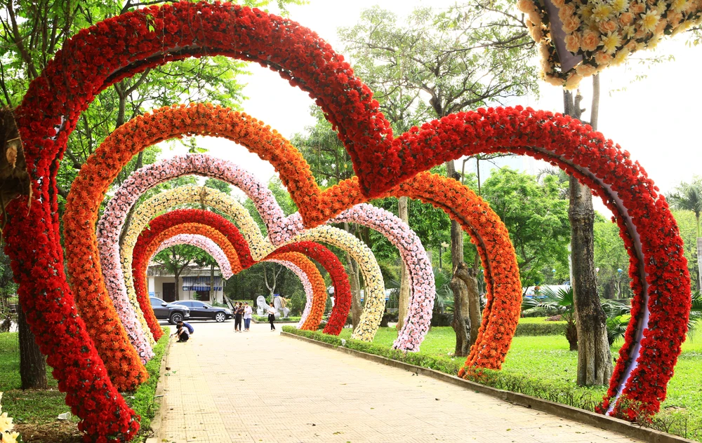 “Con đường tình yêu” có tổng chiều dài 30m, bao gồm 8 trái tim được với nhiều màu đỏ- trắng - hồng - xanh – cam tạo nên điểm nhấn giữa lòng công viên Hội An. Ảnh: ĐẶNG TRUNG