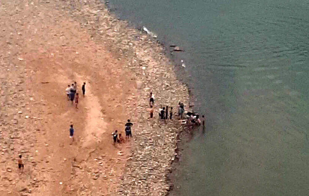 Nữ sinh lớp 10 được các cán bộ kịp thời cứu sống giữa dòng sông Mã. Ảnh: Tuấn Bình