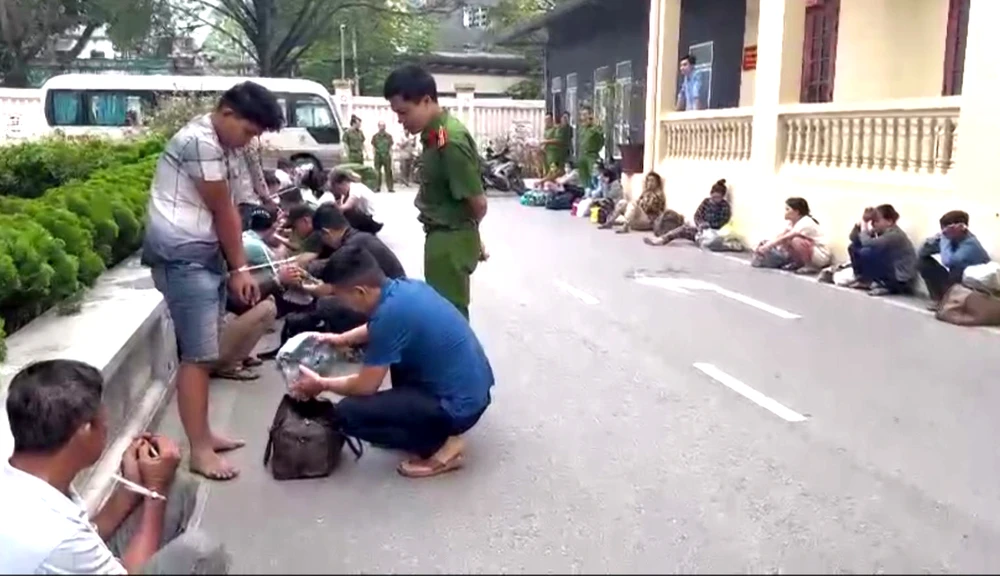 Băng nhóm cướp giật tài sản của du khách trong đêm 22-4 ở Sầm Sơn bị cảnh sát bắt giữ. Ảnh: Đ.H