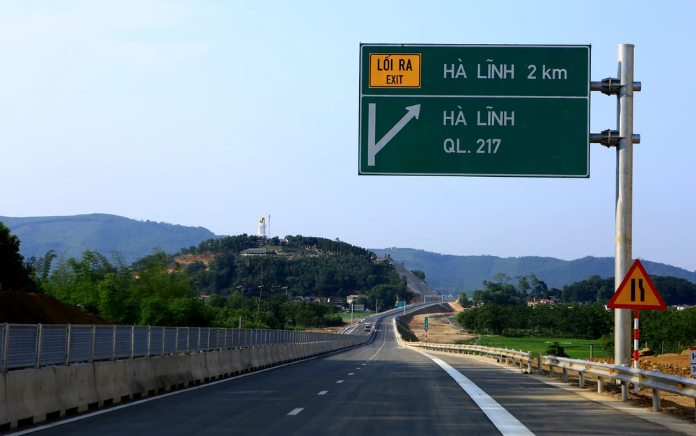 Vẻ đẹp của tuyến cao tốc Mai Sơn - Quốc lộ 45 du khách còn được chiêm ngưỡng tượng phật 4 mặt ở chùa Cao (Hà Lĩnh). Ảnh: ĐẶNG TRUNG Vẻ đẹp của tuyến cao tốc Mai Sơn - Quốc lộ 45 du khách còn được chiêm ngưỡng tượng phật 4 mặt ở chùa Cao (Hà Lĩnh). Ảnh: ĐẶNG TRUNG