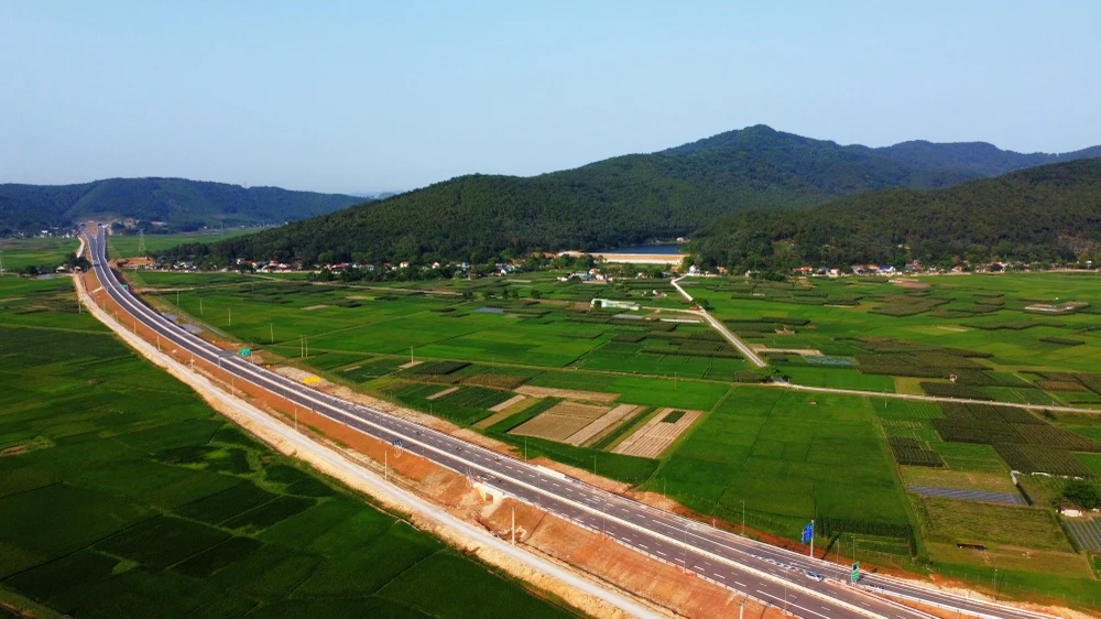 Dự án cao tốc Mai Sơn - Quốc lộ 45 dài 63,37 km. Trong đó có 14,35 km đi qua tỉnh Ninh Bình và 49,02 km qua Thanh Hóa với tổng mức đầu tư hơn 12.000 tỉ đồng. Dự án được khởi công tháng 9-2020 và sẽ thông xe vào ngày mai 29-4. Ảnh: ĐẶNG TRUNG Dự án cao tốc Mai Sơn - Quốc lộ 45 dài 63,37 km. Trong đó có 14,35 km đi qua tỉnh Ninh Bình và 49,02 km qua Thanh Hóa với tổng mức đầu tư hơn 12.000 tỉ đồng. Dự án được khởi công tháng 9-2020 và sẽ thông xe vào ngày mai 29-4. Ảnh: ĐẶNG TRUNG