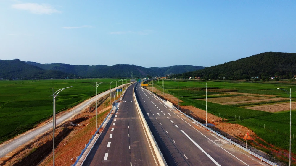 Tuyến đường cao tốc Mai Sơn – Quốc lộ 45 có bề rộng 4 làn xe với 2 làn mỗi chiều cho phép chạy tốc độ tối 80 km/giờ và tốc độ thấp nhất là 60 km/giờ. Ảnh: ĐẶNG TRUNG Tuyến đường cao tốc Mai Sơn – Quốc lộ 45 có bề rộng 4 làn xe với 2 làn mỗi chiều cho phép chạy tốc độ tối 80 km/giờ và tốc độ thấp nhất là 60 km/giờ. Ảnh: ĐẶNG TRUNG