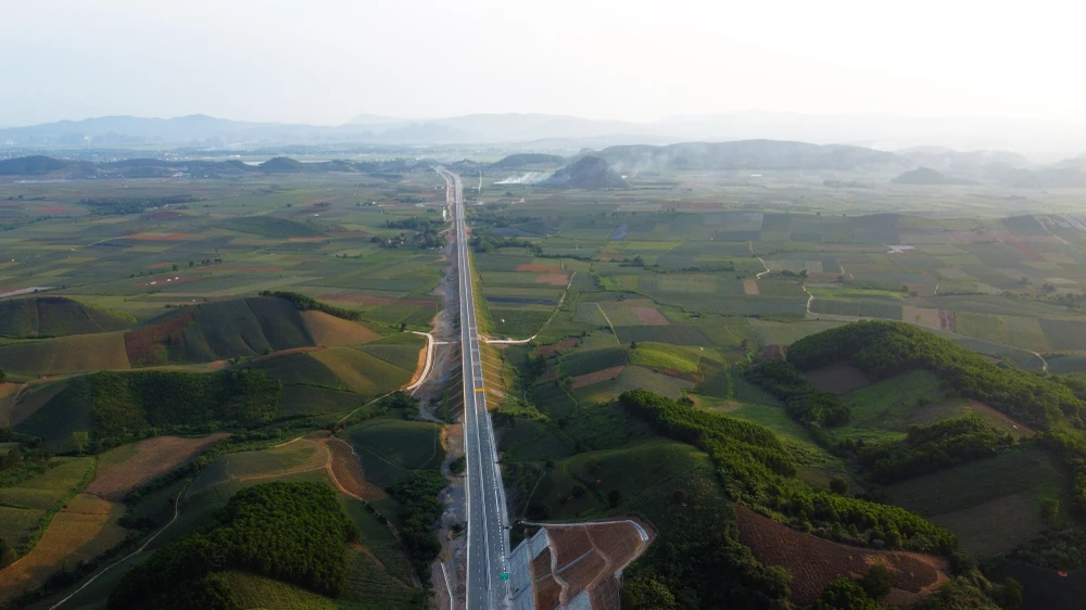 Hai bên đường Cao tốc là những cánh đồng dứa lúa đẹp mơ màng giữa những làng quê Thanh. Ảnh: ĐẶNG TRUNG Hai bên đường Cao tốc là những cánh đồng dứa lúa đẹp mơ màng giữa những làng quê Thanh. Ảnh: ĐẶNG TRUNG