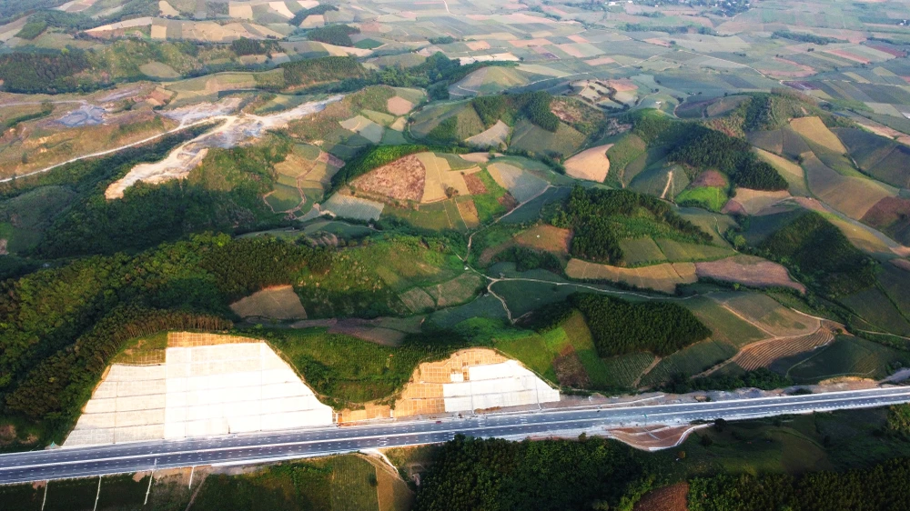 Khi đi qua hầm Tam Điệp là vùng đất Thanh Hóa với những đồi núi thấp san sát chồng lên nhau. Ảnh: ĐẶNG TRUNG Khi đi qua hầm Tam Điệp là vùng đất Thanh Hóa với những đồi núi thấp san sát chồng lên nhau. Ảnh: ĐẶNG TRUNG