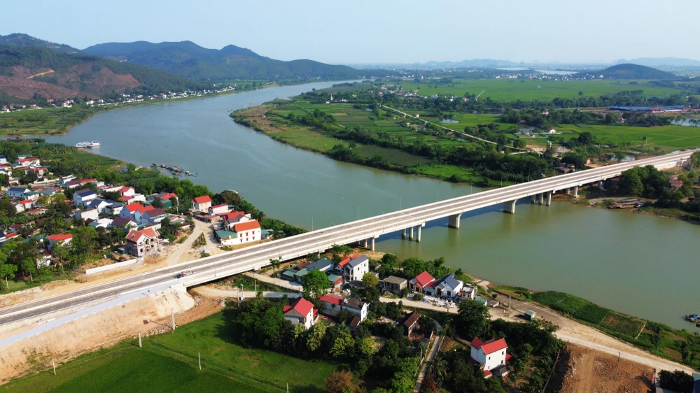 Cầu Núi Đọ vượt sông Chu dài 1,9 km có bờ bắc đặt tại xã Thiệu Hợp và bờ nam là xã Tân Châu (huyện Thiệu Hóa) là cầu dài nhất trên cao tốc, tổng đầu tư khoảng 550 tỉ đồng. Ảnh: ĐẶNG TRUNG Cầu Núi Đọ vượt sông Chu dài 1,9 km có bờ bắc đặt tại xã Thiệu Hợp và bờ nam là xã Tân Châu (huyện Thiệu Hóa) là cầu dài nhất trên cao tốc, tổng đầu tư khoảng 550 tỉ đồng. Ảnh: ĐẶNG TRUNG