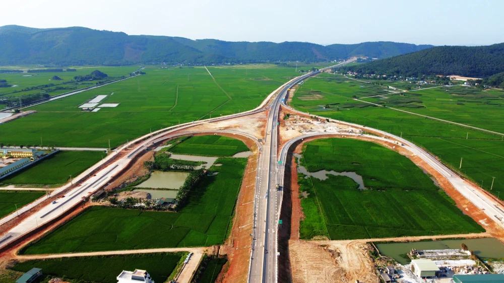 Hiện nay trên các nút giao thông dự kiến có trạm thu phí ra vào các tuyến, nhưng đến nay Bộ GTVT vẫn chưa chốt phương án thu phí cao tốc Mai Sơn - Quốc lộ 45 vì thế cũng chưa lắp đặt các trạm thu phí. Ảnh: ĐẶNG TRUNG Hiện nay trên các nút giao thông dự kiến có trạm thu phí ra vào các tuyến, nhưng đến nay Bộ GTVT vẫn chưa chốt phương án thu phí cao tốc Mai Sơn - Quốc lộ 45 vì thế cũng chưa lắp đặt các trạm thu phí. Ảnh: ĐẶNG TRUNG