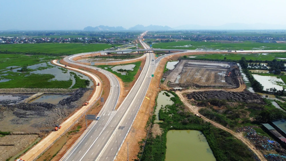 Nút giao Đông Xuân (Đông Sơn, Thanh Hóa) đã hoàn thiện cơ bản đáp ứng yêu cầu thông xe vào ngày mai 29-4. Ảnh: ĐẶNG TRUNG Nút giao Đông Xuân (Đông Sơn, Thanh Hóa) đã hoàn thiện cơ bản đáp ứng yêu cầu thông xe vào ngày mai 29-4. Ảnh: ĐẶNG TRUNG