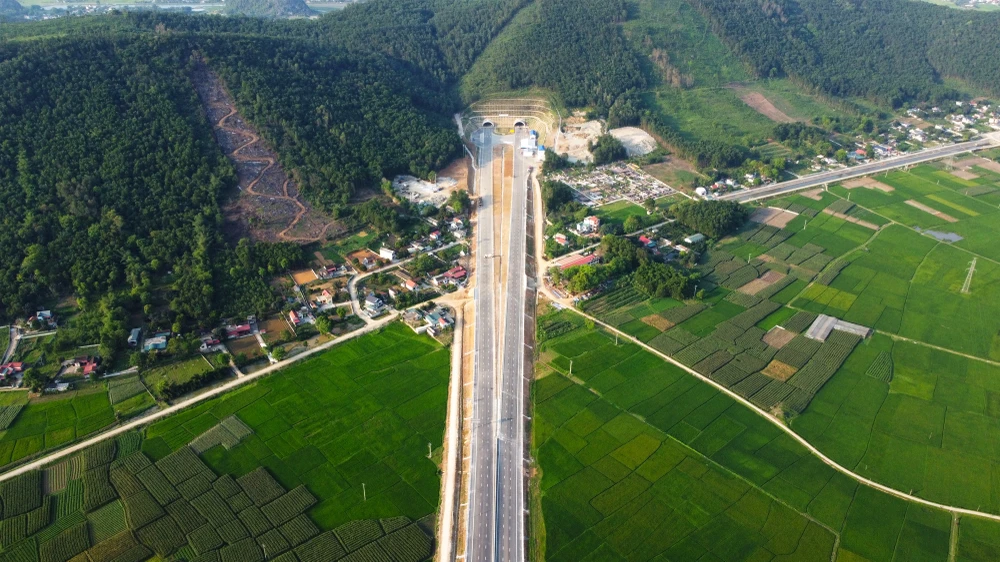 Điểm cầu dự tổ chức lễ khánh thành ở phía Nam hầm Thung Thi, xã Hà Lĩnh, huyện Hà Trung, tỉnh Thanh Hoá (thuộc đoạn Mai Sơn-Quốc lộ 45). Ảnh: ĐẶNG TRUNG Điểm cầu dự tổ chức lễ khánh thành ở phía Nam hầm Thung Thi, xã Hà Lĩnh, huyện Hà Trung, tỉnh Thanh Hoá (thuộc đoạn Mai Sơn-Quốc lộ 45). Ảnh: ĐẶNG TRUNG