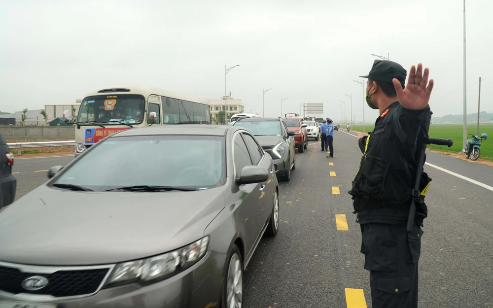 Cảnh sát cùng nhiều lực lượng tham gia điều tiết giao thông tại nút giao Gia Miêu. Ảnh: ĐẶNG TRUNG