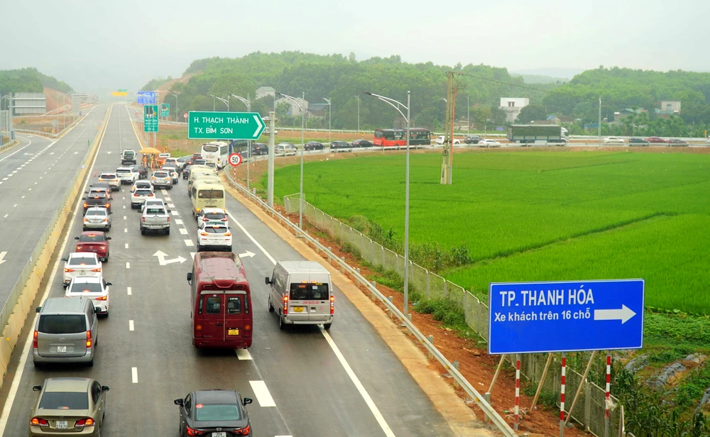 Nút ra Cao tốc Mai Sơn - Quốc lộ 45 tại Gia Miêu ùn ứ kéo dài từ 9g sáng 29-4. Ảnh: ĐẶNG TRUNG