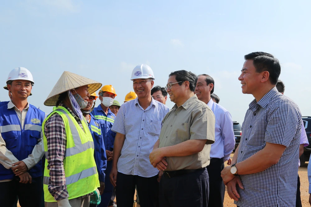 Thủ tướng Phạm Minh Chính đã trò chuyện, động viên cán bộ, kỹ sư, công nhân đang thi công công trường. Ảnh: MINH HIẾU