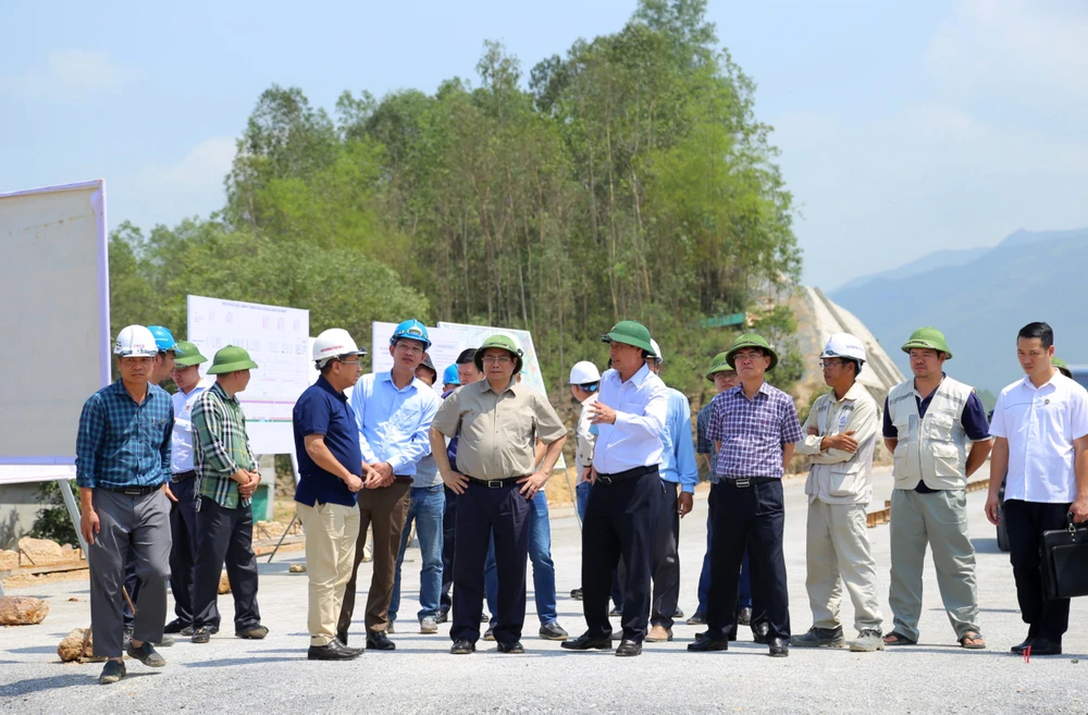 Thủ tướng yêu cầu chủ đầu tư, các nhà thầu đơn vị thi công báo cáo tiến độ. Ảnh: ĐT