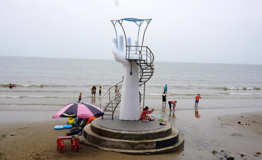 Thực chất những bàn tay trên biển Hải Tiến là chòi gác an ninh. Ảnh: ĐẶNG TRUNG