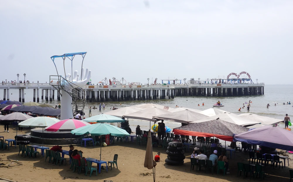 Bàn tay khổng lồ bên cầu cảng Hải Tiến.