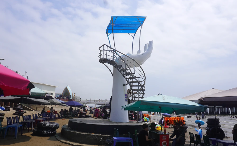 Bàn Tay Khổng Lồ Biển Hải Tiến