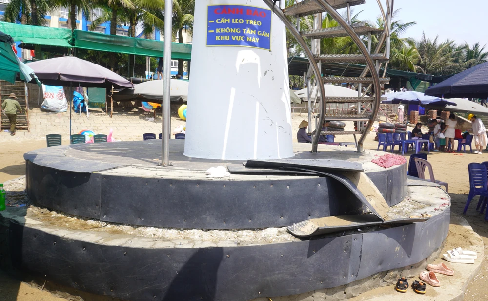 Bàn Tay Khổng Lồ Biển Hải Tiến