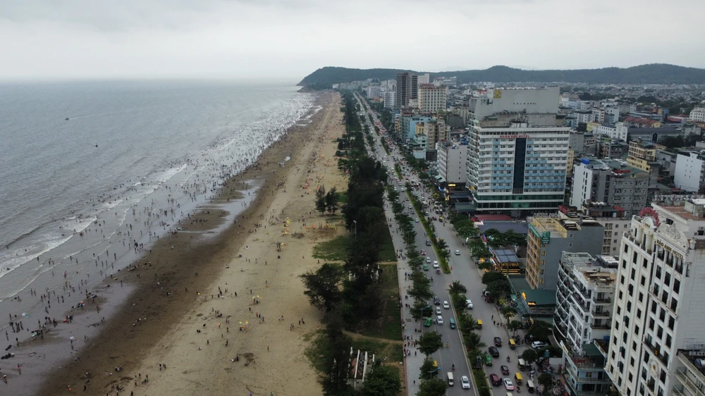 Theo thống kê của Sở VH-TTDL, lượng du khách đổ về Sầm Sơn nghỉ dưỡng, tắm biển khoảng 850 ngàn lượt khách. Ảnh: ĐẶNG TRUNG