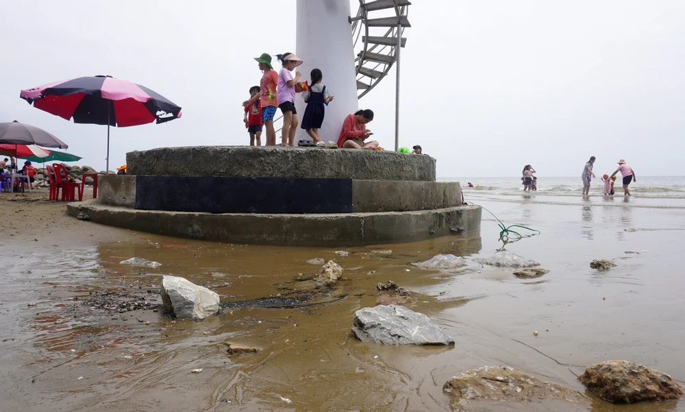 Bàn Tay Khổng Lồ Biển Hải Tiến