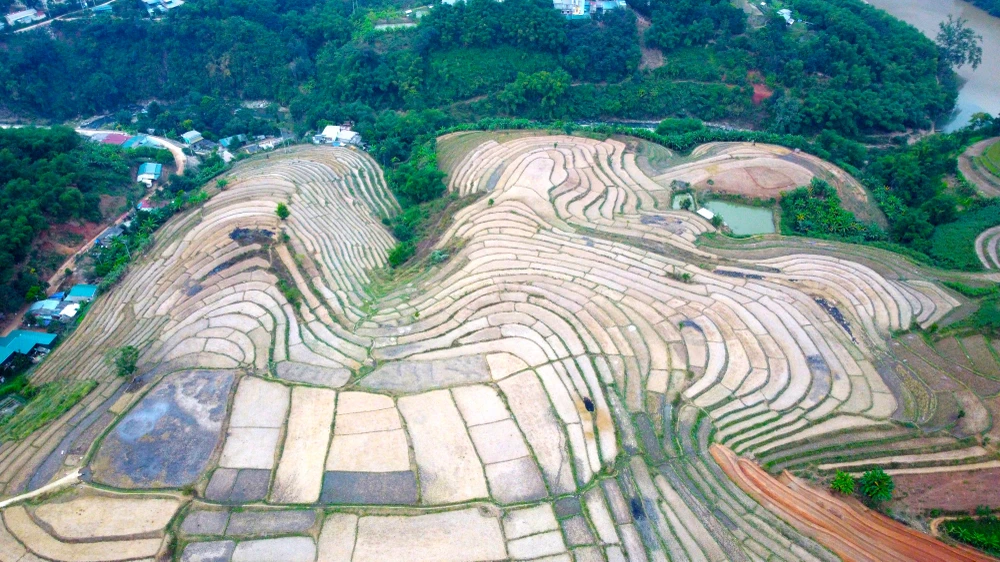 Bên dòng sông Mã êm đềm chảy về xuôi, Pom Khuông được ví như là như là bản người Mông ở Mường Lát đẹp nhất Thanh Hóa với ruộng bậc thang lớp lớp đẹp như một bức họa. Ảnh: ĐẶNG TRUNG
