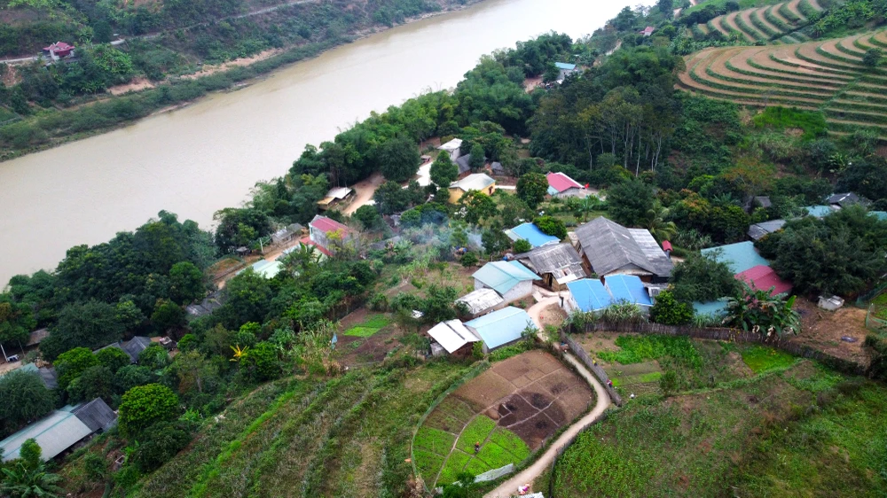 Điều đặc biệt gần như những bản của người Mông thường ở trên những dãy núi cao, nhưng Pom Khuông lại nằm nép mình dưới chân núi bên dòng sông Mã lúc dữ dội cuộn đỏ phù sa, lúc êm đềm hiền hòa xanh ngắt giữa núi rừng bao la nơi vùng biên giới này. Ảnh: ĐẶNG TRUNG