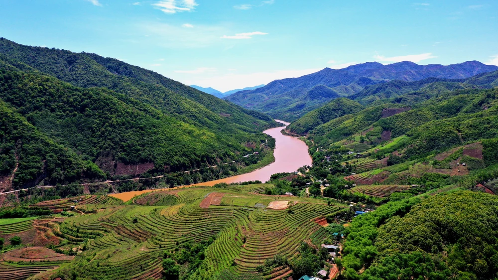 Đó là một vùng đất trù phú hiện ra tinh khôi trên những giọt sương còn ngậm trên cành lá khi bình minh rất đỗi yên bình. Ảnh: ĐẶNG TRUNG