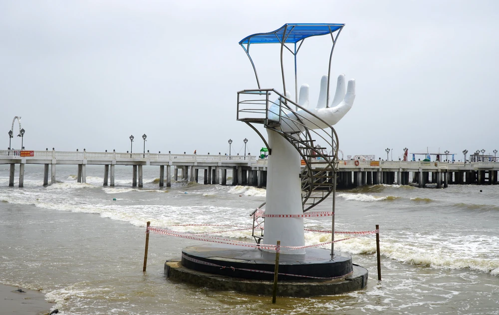 Bàn tay Khổng Lồ Trên Biển Hải Tiến Thanh Hóa