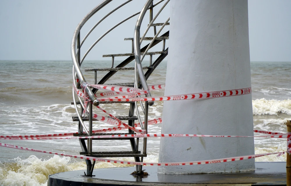 Dây nhợ chằng chịt bảo vệ du khách, người dân giữa mùa du lịch biển Hải Tiến năm 2023. Ảnh: ĐẶNG TRUNG