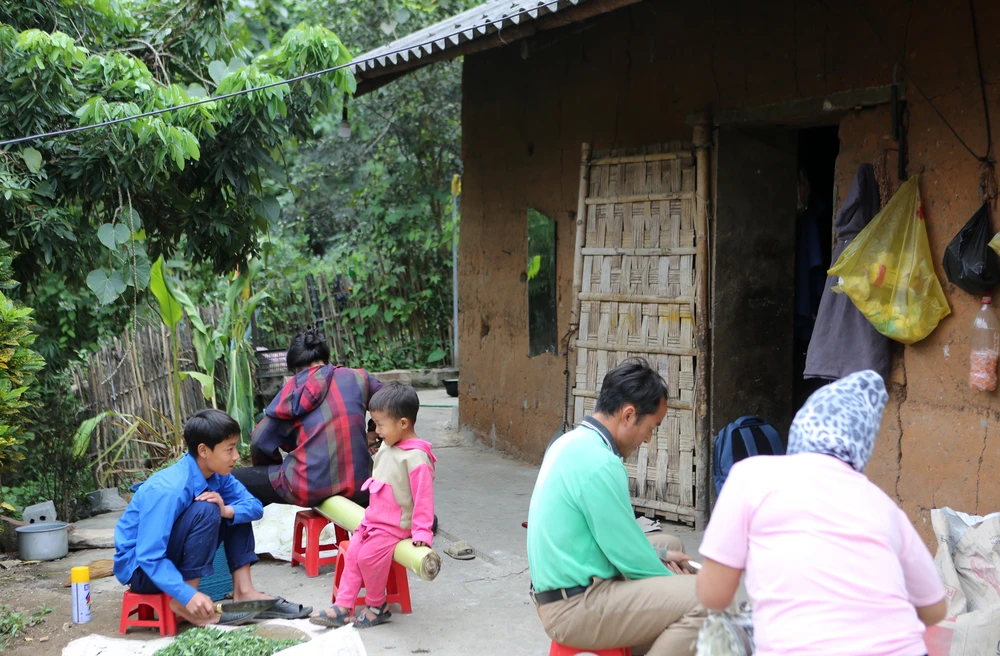 Đó là những ngôi nhà tường trình xây dựng hoàn toàn bằng đất với những khung cảnh bình yên khi bố gọt sắn, mẹ thái sợi.... Ảnh: ĐẶNG TRUNG