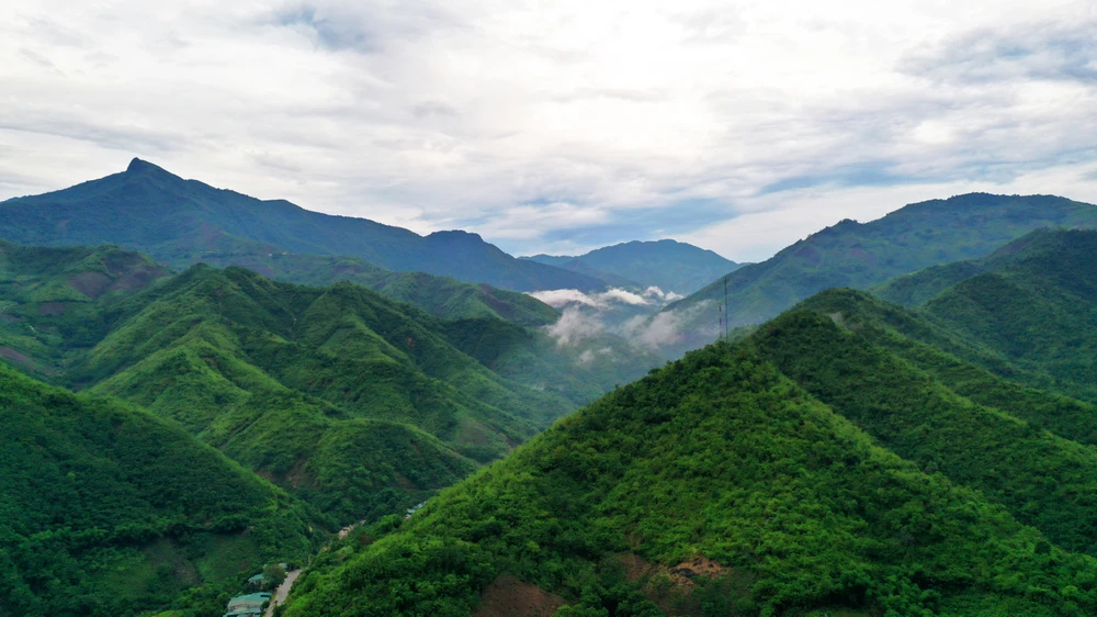 Mường Lát hiện nay vẫn là vùng đất hoang sơ, núi non hùng vĩ còn nhiều bí ẩn chưa được du khách khám phá. Ảnh: ĐẶNG TRUNG