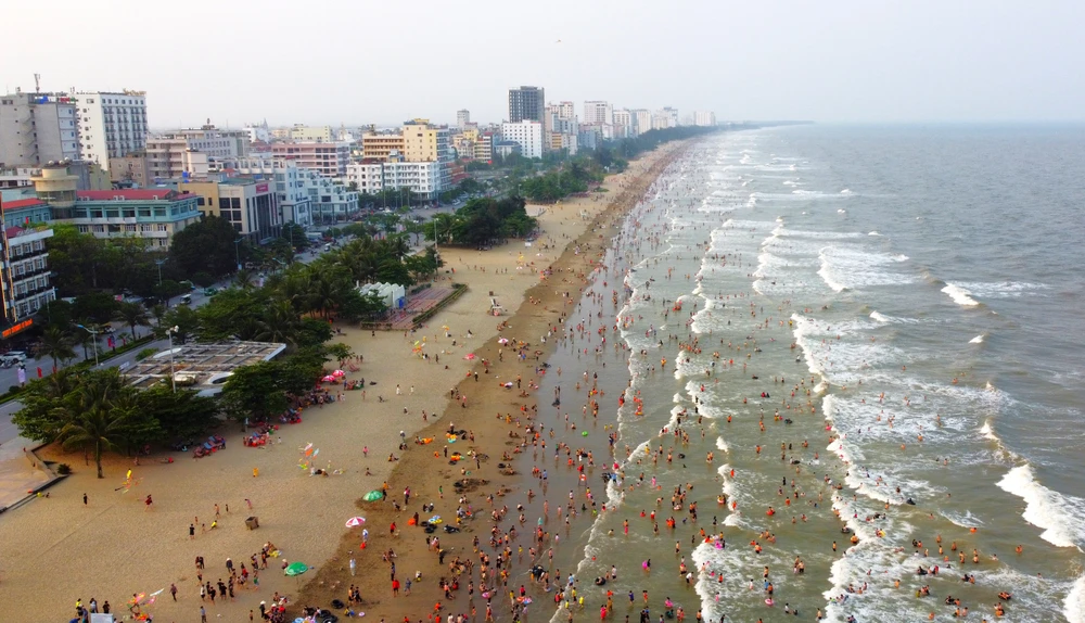 Thành phố biển Sầm Sơn những năm gần đây đang trở thành điểm đến lí tưởng của du khách trong nước và quốc tế. Ảnh: ĐẶNG TRUNG
