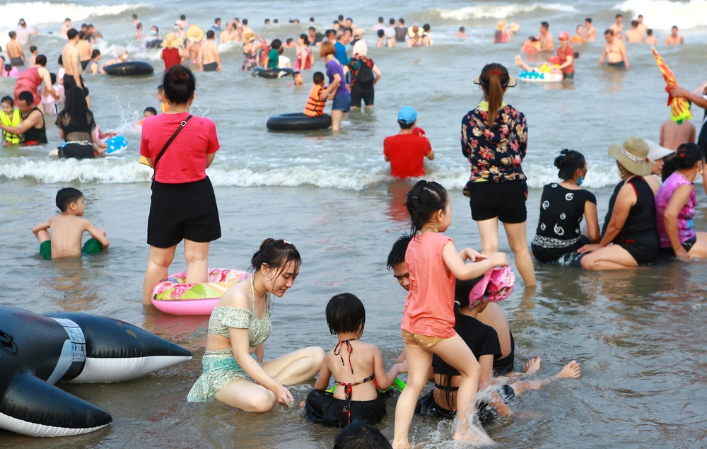 Đa số người đi tắm biển là người dân địa phương ở các huyện, thị xã, thành phố trên địa bàn tỉnh Thanh Hóa và du khách từ các tỉnh phía Bắc tranh thủ về Sầm Sơn ngày cuối tuần. Ảnh: ĐẶNG TRUNG