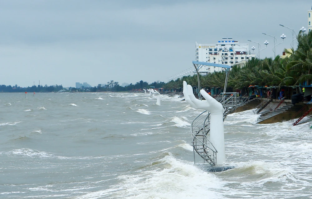 Khi PV đặt câu hỏi về việc, 5 bàn tay trên bờ biển Hải Tiến có tháo dỡ không trước làn sóng dư luận cho rằng những bàn tay khổng lồ chiếm diện tích bờ biển, không có tính thẩm mĩ, gây mất an toàn cho du khách.