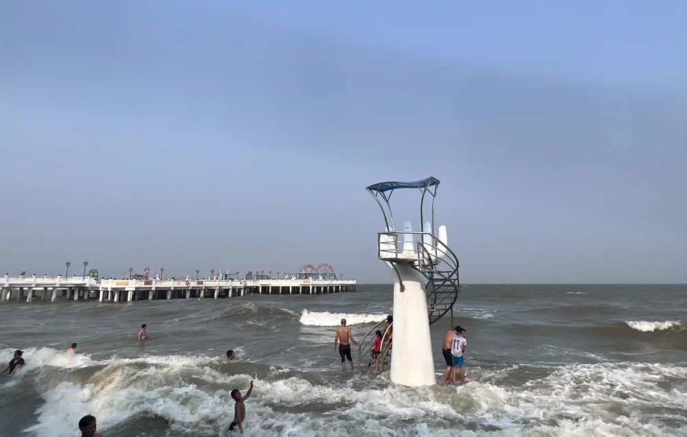 Tuy nhiên, theo ông Bình qua xác minh ban đầu từ phía người dân thì cháu bé không phải té ngã ở khu vực bàn tay mà cháu bé bị trượt chân ngay trên bậc thềm lên xuống bờ biển và cũng có những trường hợp bị té ở đây do trơn trượt.