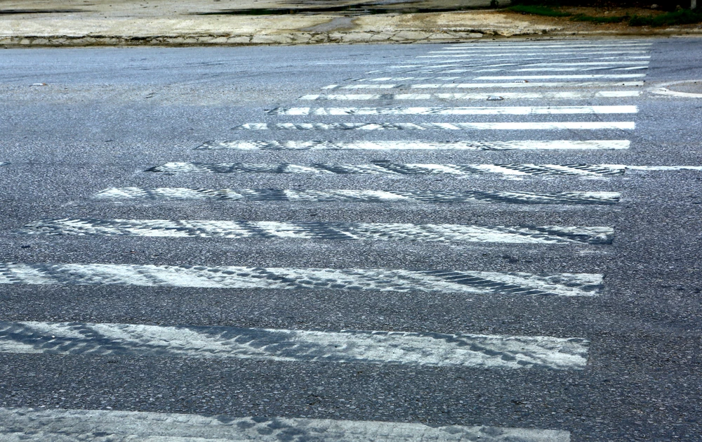 Những vết phanh hằn lên nền đường tại điểm đen giao thông này cho thấy lượng xe vi phạm bất chấp quay đầu rất lớn.