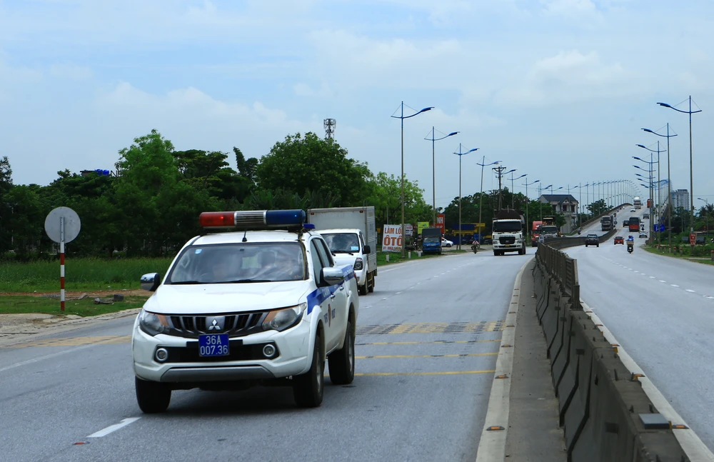 Xe ô tô đi từ trên cầu Nguyệt Viên lao xuống dốc nên rất dễ bị tai nạn khi có xe quay đầu tại điểm đen giao thông này.