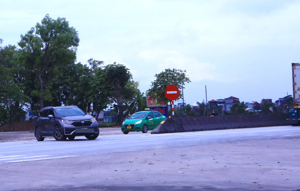 Hàng loạt ôtô bị xử phạt vì thói quen quay đầu xe gần cầu Nguyệt Viên.