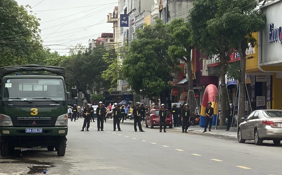 Có nhiều lực lượng cảnh sát cơ động, hình sự đồng loạt xuất hiện trên tuyến phố Lê Hoàn.