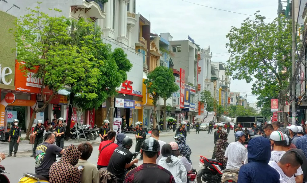Nhiều người dân theo dõi cảnh sát trên khu phố Lê Hoàn gần nhà Tuấn 'Thần Đèn', trùm giang hồ Thanh Hóa.