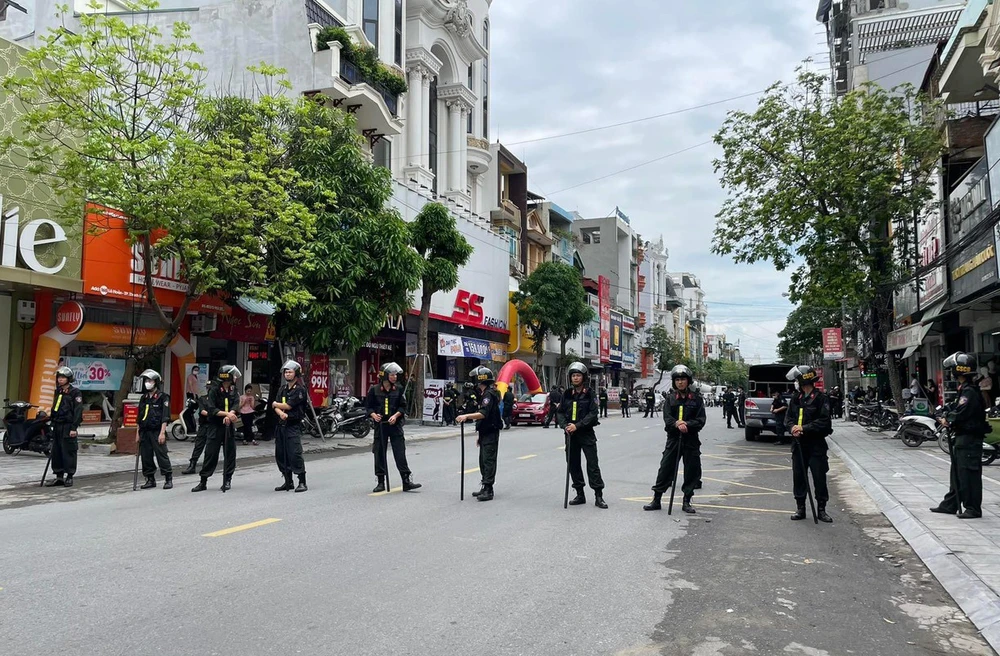 Cảnh sát cơ động xuất hiện trên tuyến phố Lê Hoàng sáng 11-5.