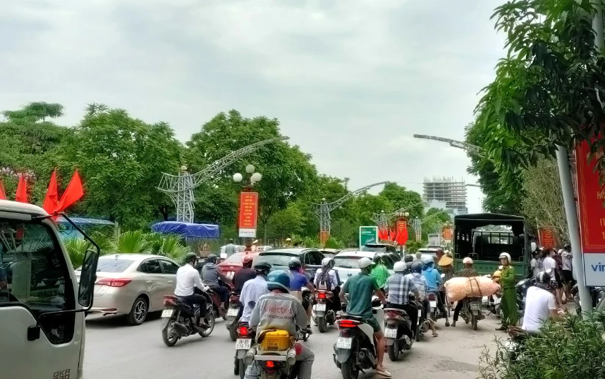 Tại thời điểm trên đại lộ Lê Lợi ách tắc cục bộ do có nhiều người dân theo dõi quá trình bao vây ngôi nhà 91.