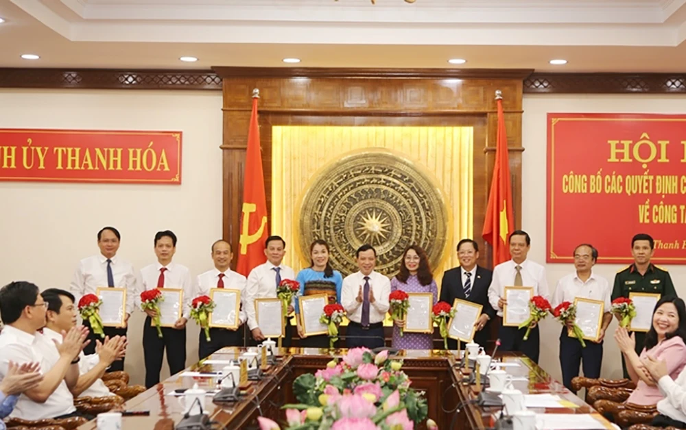 Phó Bí thư Thường trực Tỉnh ủy Lại Thế Nguyên trao quyết định và tặng hoa chúc mừng các đồng chí được nhận nhiệm vụ công tác mới. Ảnh: TRẦN THANH-BTH