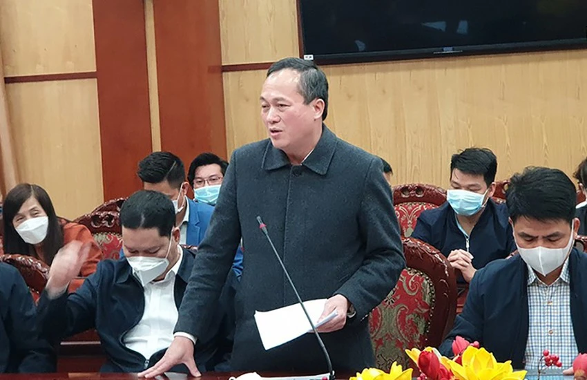 Ông Trịnh Hữu Hùng trả lời tại một cuộc họp báo năm 2021 liên quan đến công tác đầu thầu, mua sắm sinh hóa phẩm. Ảnh: ĐẶNG TRUNG