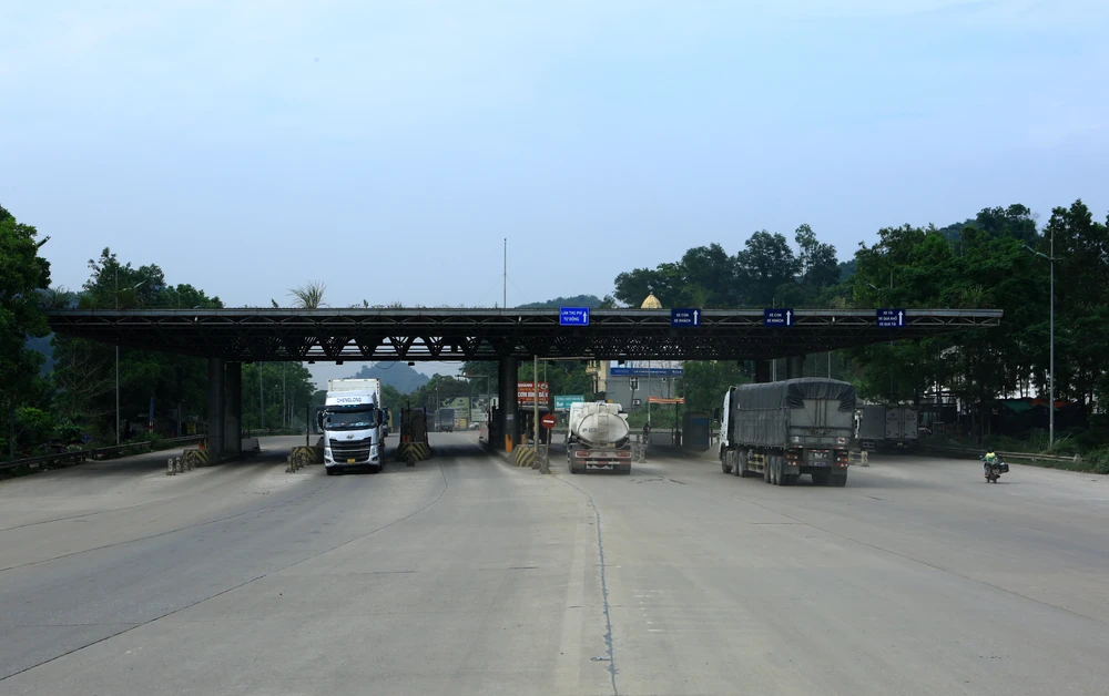 Kể từ tháng 8-2017 đến nay Trạm thu phí Bỉm Sơn, Thanh Hoá nằm giữa quốc lộ 1A vẫn chưa được tháo dỡ, tiềm ẩn nguy cơ về mất an toàn cho người và phương tiện khi tham gia giao thông.