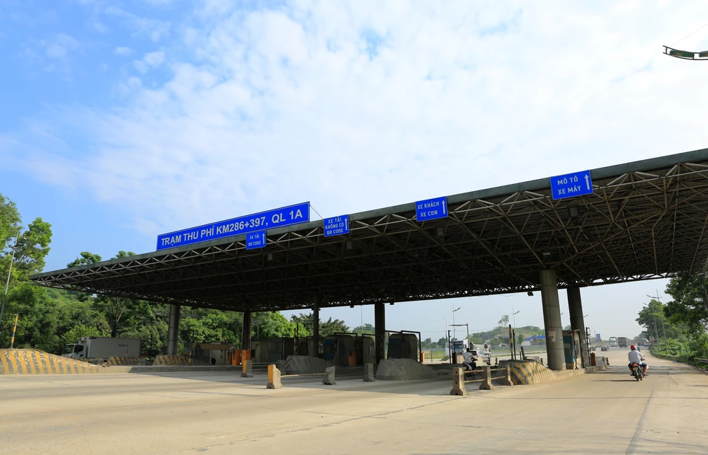 Hình ảnh những lô cốt kiểm soát vé án ngữ ngay giữa Quốc lộ 1A, tiềm ẩn nhiều nguy cơ mất an toàn giao thông.