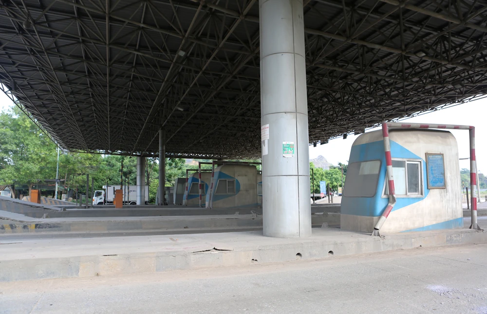 Theo ghi nhận, các làn xe đều rất hẹp, trong khi lượng xe lưu thông mỗi ngày là rất lớn nên vậy nên hầu hết các phương tiện đều phải giảm tốc độ.