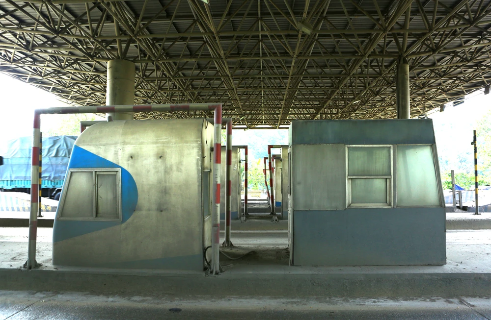 “Trên tuyến Quốc lộ lượng phương tiện giao thông chạy ầm ầm, chỉ cần một vài giây mất tập trung là va phải bục bê tông phân cách cứng” - anh Thanh Tùng một người thường xuyên qua lại đoạn này cho biết.