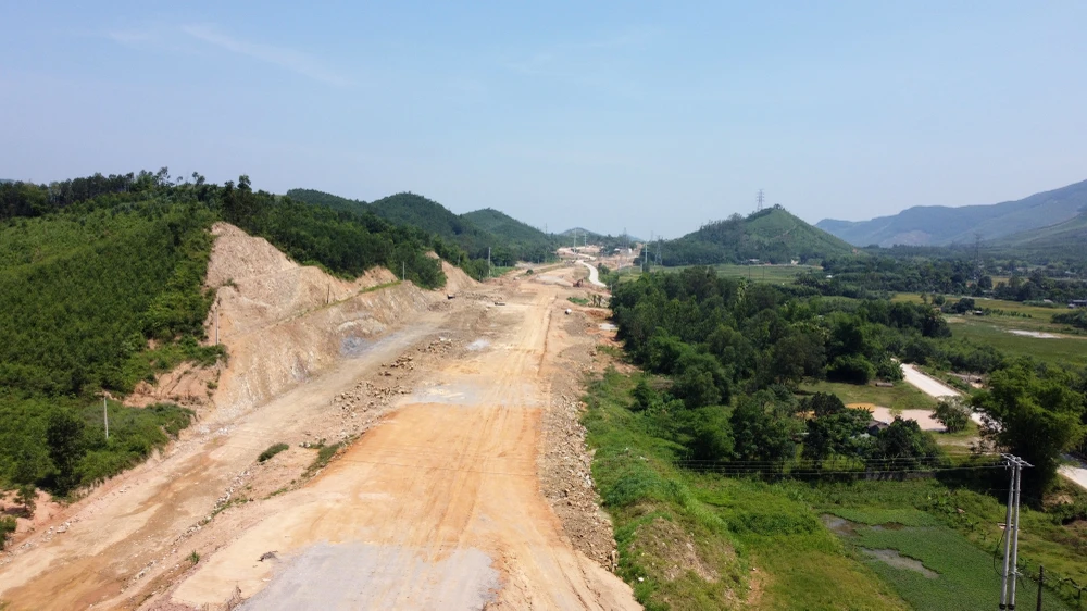 Tính đến hết ngày 9-5 vừa qua, Cục Quản lý đầu tư xây dựng, Bộ GTVT thông tin dự án QL45 - Nghi Sơn vẫn chậm tiến độ ở cả ba gói thầu XL1, XL2 và XL3.